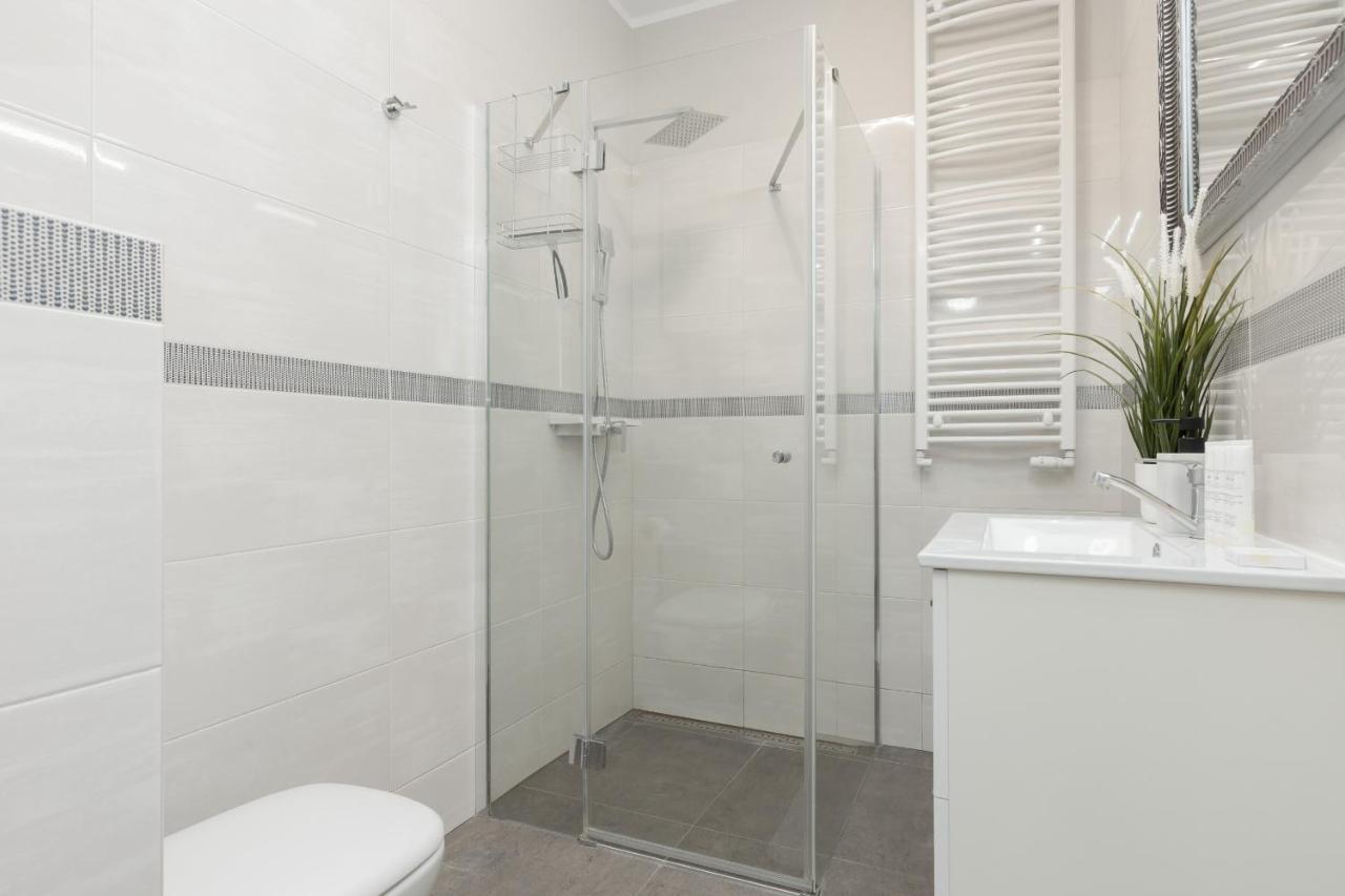Modern One Bedroom Apartment With Parking In Lodz By Renters Prestige Exterior photo