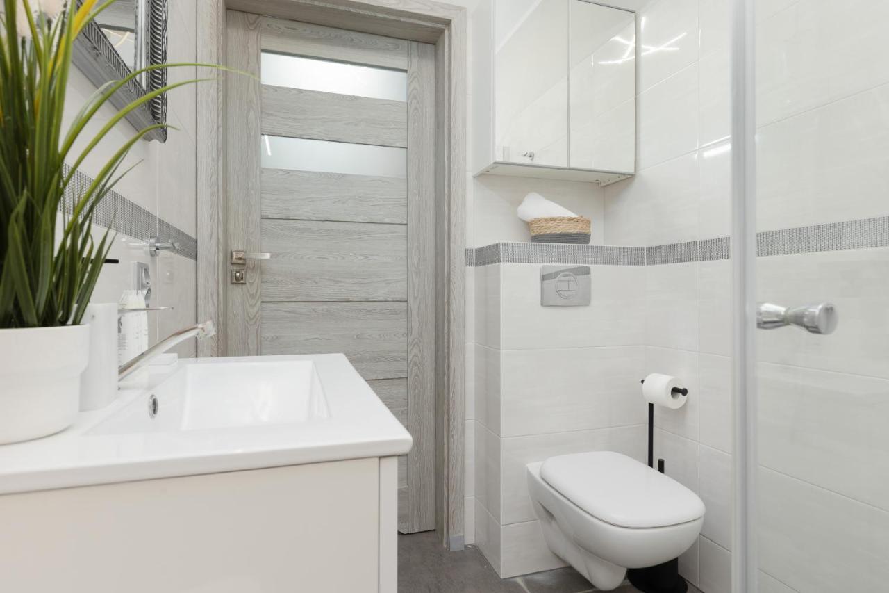 Modern One Bedroom Apartment With Parking In Lodz By Renters Prestige Exterior photo